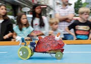 Ernas Dürrmüllers «Schrumpfeli» war zwar nicht das schnellste Solarmobil, beendete aber das Rennen ohne Panne. (Bild: Marlies Scarpino)