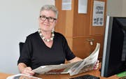 Redaktorin Esther Simon liest an ihrem Arbeitsplatz im Redaktionsbüro an der Bankstrasse die «Thurgauer Zeitung». (Bild: Mario Testa)