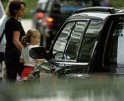 Es herrscht reger Stossverkehr, wenn alle Eltern ihre Sprösslinge zur Schule bringen. (Bild: Hannes Thalmann)