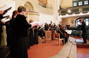 Dirigent Heinz Meyer leitet Chor und Musiker an. (Bild: Manuela Olgiati)