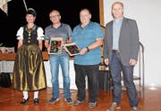 Heinz Fleischmann und Bruno Hautle wurden von Jörg Binder vom Kreiskommando mit einer Wappenscheibe geehrt. (Bild: PD)