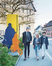 Passieren kurz vor dem Kreuzplatz eine der neuen Eingangstafeln: Stadtpräsident Anders Stokholm, Sandra Bacher (Präsidentin IG Kreuzplatz) und IG-Fit-Präsidentin Elisabeth Steiner. (Bild: Andrea Stalder)