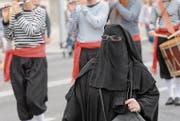 Muslima in einem Niqab: Die Vollverschleierung soll künftig verboten sein. (Bild: Martial Trezzini/KEY (Genf, 1. August 2015))