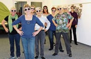 Einmal im Monat treffen sich die Teilnehmer der Volkstanzabende unter der Leitung von Franziska Mayer (vorne) in der Chileschür. (Bild: PD)