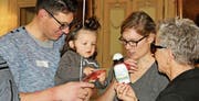 Stadträtin Christa Thorner überreicht einem Kind ein Geschenk. (Bild: Hugo Berger)