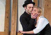 Der Teufel alias «der Grüne» (Michael von Burg) küsst Christine (Katharina von Bock) auf die Wange, wo dann die Spinne heranwächst. (Bild: PD)