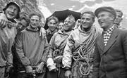 Müde und gefeiert: Heinrich Harrer, Andreas Heckmair (mit Eispickel), Ludwig «Wiggerl» Vörg und Fritz Kasparek (v. l.) nach der Eiger-Besteigung. (Bild: ky/Photopress)