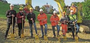 Spatenstich mit Lorenz und Karin Hanny (Vertreter der Bauherrschaft), Andreas Jussel vom Gemeindebauamt sowie Mitarbeitern der Tiefbaufirmen Stutz AG und Preisig AG. (Bild: Peter Eggenberger)