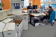 Armando Bianco (links), meistens Tagesredaktor und schon lange beim W&O, sowie Sportredaktor Robert Kucera sind trotz Lärm und Umzugstreiben die Ruhe selbst und voll auf ihre Arbeit konzentriert.