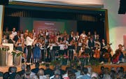 Die Maturandinnen und Maturanden singen zusammen mit der Festgemeinde das Lied «Gaudeamus igitur». Begleitet werden sie vom Streichensemble unter der Leitung von Stefan Holenstein. (Bild: Sara Leu)