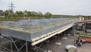 Das genutzte Wasser durchläuft das Naturkühlsystem, ehe es wieder in den Untergrund gepumpt wird. (Bild: Samuel Koch)