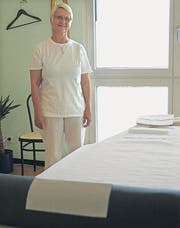 Pia von Waldkirch in ihrer Massagepraxis in Wattwil. (Bild: Sabine Schmid)