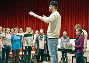 Chorleiter Simon Griesinger dirigiert und wird von Irene Stäheli (3. von rechts) tatkräftig am Klavier unterstützt. (Bild: Nadine Schwizer)