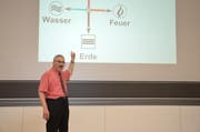 Der in Buchs aufgewachsene Dr. Dr. h.c. Mario Slongo sprach am Dienstag Nachmittag in der Hochschule NTB über die vier Elemente. (Bild: Alexandra Gächter)