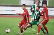Christian Haag (links) und Alexander Gorte haben den Einsiedler Kurt Marty im Griff. (Bild: Mario Gaccioli)