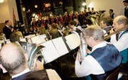 In der vollbesetzten katholischen Kirche Sennwald boten rund 70 Musiker und Sänger ein nachhallendes Konzert. (Bild: Heidy Beyeler)