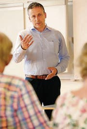 Dominik Gemperli stellt sich den Fragen der Anwesenden. (Bild: Rudolf Hirtl)