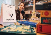 Scrabble und Master Mind als Therapiemittel: Katharina Michel in ihrer Praxis. (Bild: Roger Häni)