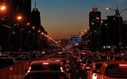 Peking ist überlastet. Eine neue Stadt soll Abhilfe schaffen. (Bild: Thomas Peter/Reuters (Peking, 8. Dezember 2016))