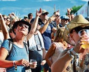 Beim Festivalauftakt, den die Hooters bestritten, waren die Besucher der prallen Sonne ausgesetzt.