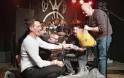 Die neue Platte der Band wird mit einer passenden farbigen Flüssigkeit getauft. (Bild: Miriam Cadosch)