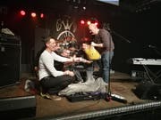 Die neue Platte der Band wird mit einer passenden farbigen Flüssigkeit getauft.Bild: Miriam Cadosch (Bild: Miriam Cadosch)