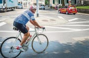Ein Velofahrer im Postkreisel im Frauenfelder Zentrum. (Bild: Andrea Stalder)