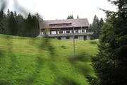 Idyllisch gelegen und zum Treffpunkt von Neonazis geworden: Das Berghaus Girlen. (Bild: Olivia Hug)