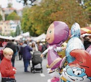 Papa Schlumpf wacht über die eintägige Marktgasse und sieht mehrere hundert Personen an sich vorbeiziehen.