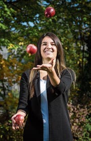 Marion Weibel geniesst die Bewegung – beim Tanzen und beim Jonglieren mit Äpfeln. (Bild: Reto Martin)