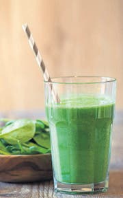 Grün und – wenn selbst gemacht – gesund: Smoothie mit Gemüse. (Bild: fotolia)