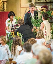 Die Gottesdienstbesucher verabschieden den Pfarrer und seine Frau mit Blumen. (Bild: Reto Martin)
