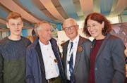Louis Muntwyler, der Bruder von Jockey Ella, mit den Eltern Urs und Gabi Muntwyler sowie Max Rindlisbacher, Ehrenpräsident des Rennvereins Frauenfeld (2. von rechts).