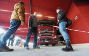 Planzer-Fahrlehrer René Rhyner zeigt den Besuchern den Betrieb. (Bild: Rudolf Steiner)