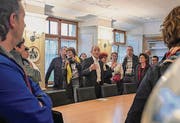 Landammann Matthias Weishaupt zeigt Stukkaturen im Gemeindehaus.