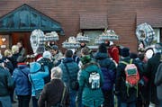 Die Silvesterchläuse ziehen am Alten Silvester viele Schaulustige und Neugierige nach Urnäsch. (Bild: Ennio Leanza/KEY)