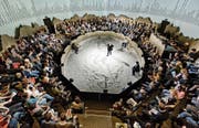 Die Zuschauer als Teilnehmer des WEFs im Theaterstück «Weltzustand Davos» im Schiffbau Zürich. (Bild: Tanja Dorendorf)