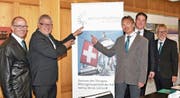 Roland Bosshart vom Amt für Volksschule, Projektleiter Werner Lenzin, Schulsekretär René Diethelm, Gemeindeschreiber Reto Marty und Administrator Martin Sax freuen sich auf die Lehrerfortbildungskurse im kommenden Jahr. (Bild: Mario Testa)