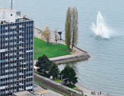 Ein Luftbild aus alten Tagen (April 2013): Vor der Rorschacher Uferpromenade schiesst der Springbrunnen in die Höhe. So soll es ab dem Frühling wieder aussehen. Weichen mussten allerdings die Bäume in der rechten Ecke der Arionwiese. (Bild: Ralph Ribi)