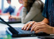 An vielen Gymnasien müssen die Schülerinnen und Schüler ihr eigenes Laptop mitbringen. (Symbolbild: Gaëtan Bally/Keystone)