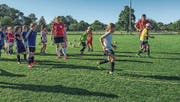 Ex-Natispielerin Bea Metzger leitet ein Training der Münchwiler Juniorinnen. (Bild: PD)