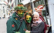 Die beiden als Waldmenschen verkleideten Dani Hermann und seine Tochter Sara mit einer Passantin. (Bild: Hugo Berger)