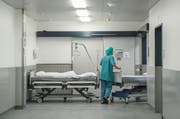 Insbesondere die Medikamenten- und Personalkosten nehmen in den Spitälern des Kantons St.Gallen tendenziell zu. (Bild: Jil Lohse/Archiv)
