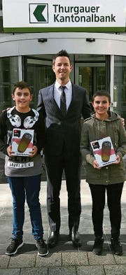 Mirco Rutz überreicht den beiden Gewinnern Meerwin Bektas und Mica Meier ihren Preis. (Bild: PD)