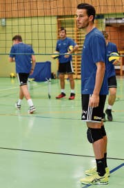 Aufmerksam verfolgt Claudio Kriech das Training der Volleyballschüler. (Bild: Manuel Nagel)