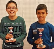 Alexander Zogg (links) mit Sieger Deyan Samuil Kostov. (Bild: PD)