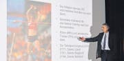 «Eltern und Kollegen beeinflussen die Wahl einer Sportart am stärksten», sagte Hippolyt Kempf im Referat anlässlich des Herisauer Sportforums. (Bilder: mc)