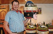 Stolz präsentiert Köbi Dietrich seine diesjährige Chlausenhaube.