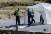 Polizisten und Beamten sichern Spuren nahe der Absturzstelle. (Bild: SAMUEL GOLAY (TI-PRESS))