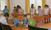Die Kinder an den Xylophonen spielten ganz nach Gehör. (Bild: Lisa Leisi)
